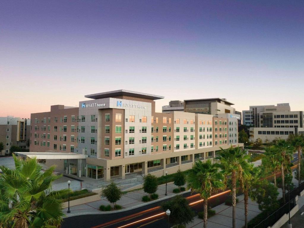 洛杉矶Hyatt House LA - University Medical Center的棕榈树医院建筑的 ⁇ 染