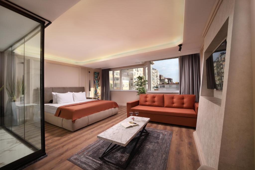 伊斯坦布尔哈比耶住所酒店的酒店客房,配有床和沙发