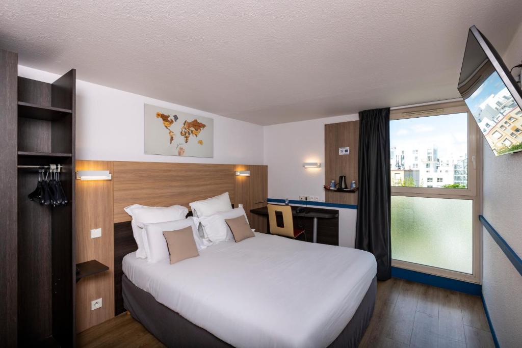 科隆布西巴黎 - 哥伦布基里亚德酒店的一间设有大床和窗户的酒店客房