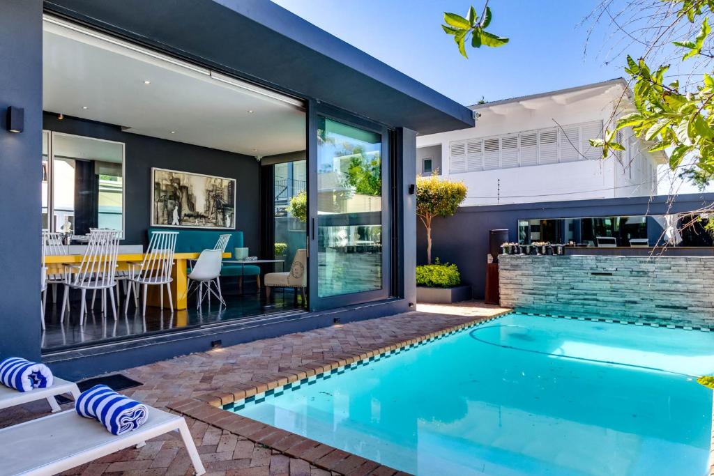 斯泰伦博斯Life & Leisure Boutique Guesthouse的一座带房子的后院的游泳池
