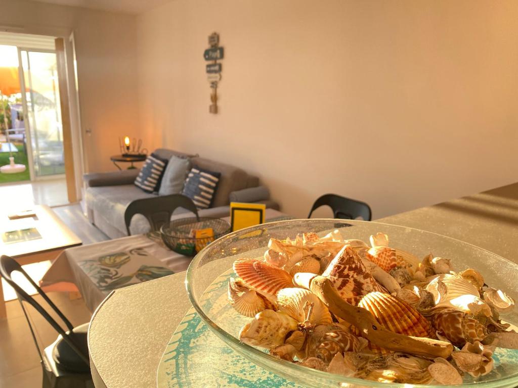 锡富尔勒普拉日Somptueux appartement rénové en bord de mer的客厅桌子上的一盘食物