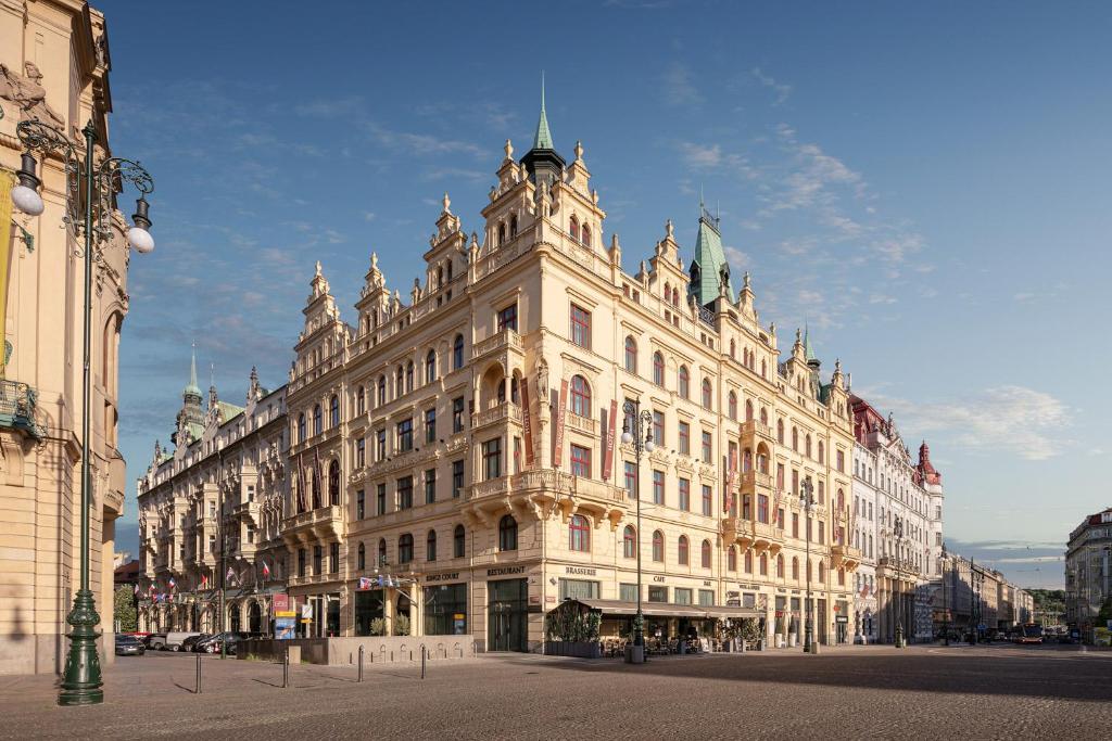 布拉格Hotel KINGS COURT的一条城市街道上的白色大建筑