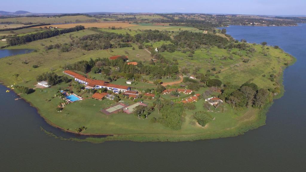 阿瓦雷Hotel Península的水面上岛屿的空中景观