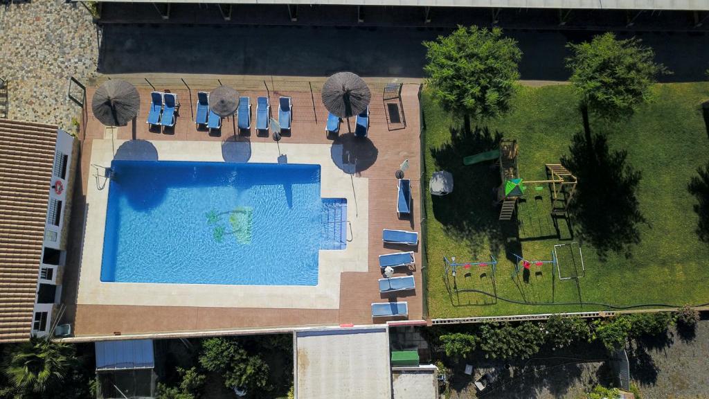 科尼尔-德拉弗龙特拉帕尔默公寓酒店的享有带椅子和庭院的游泳池的上方景色