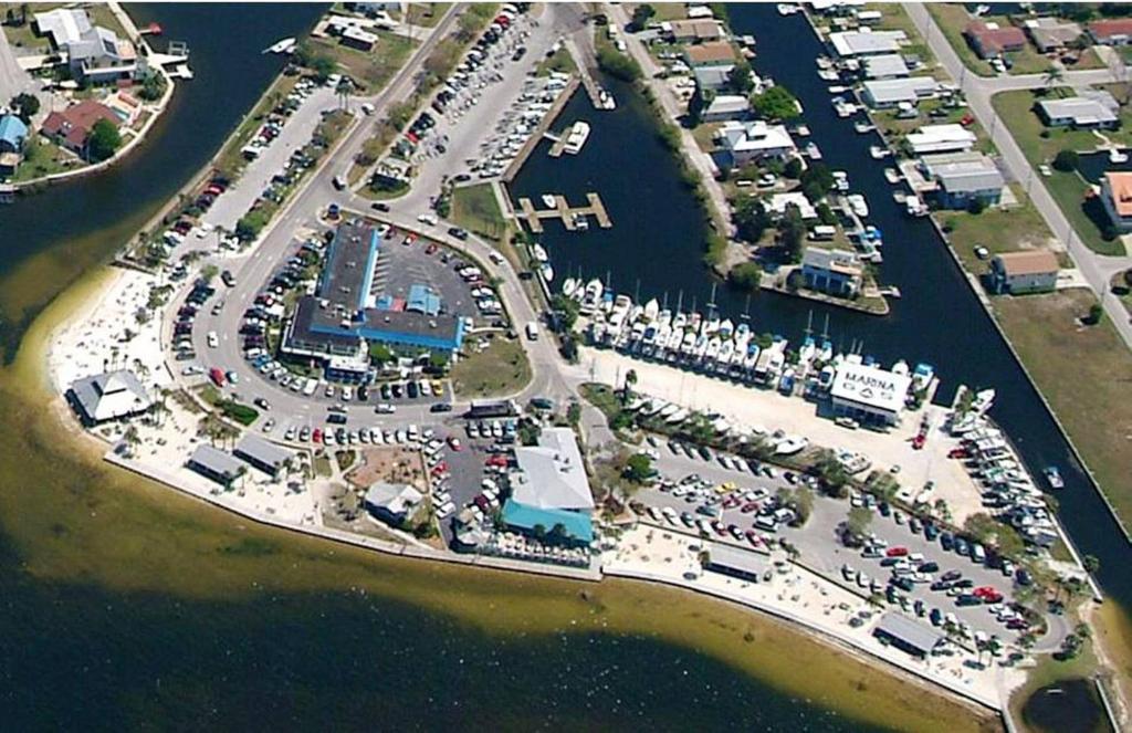 哈得逊Inn on the Gulf的水边停车场的空中景观