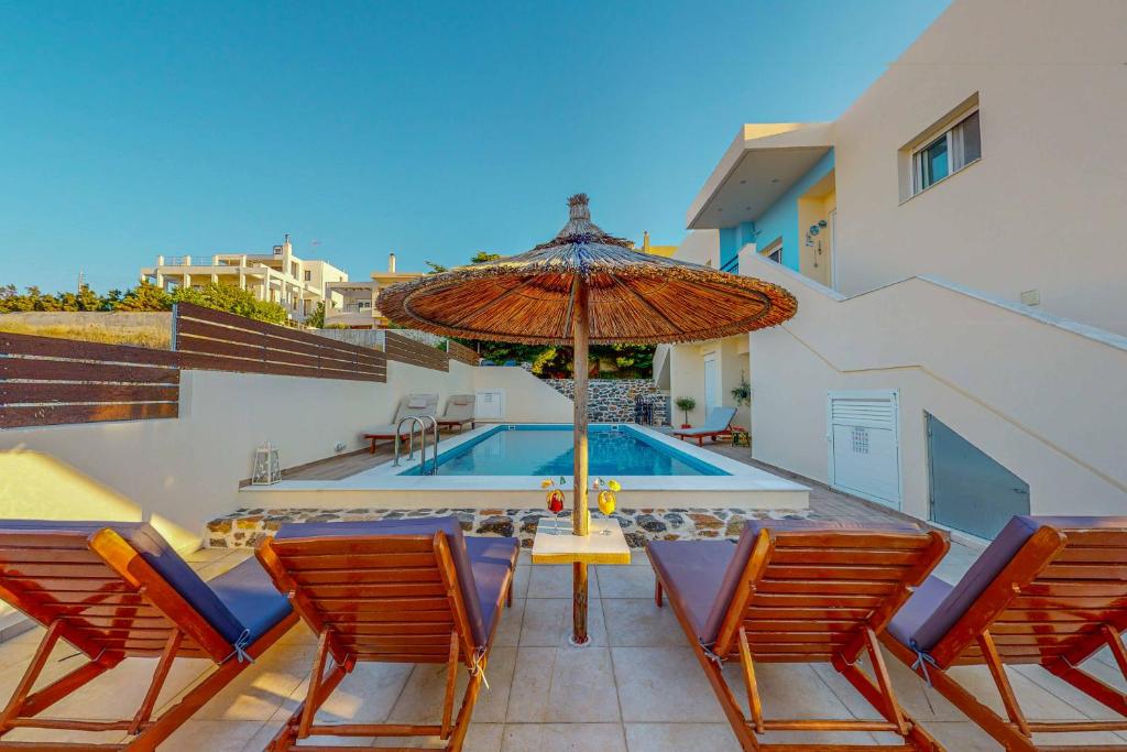 库基尼坎尼奥Villa "A casa d' Irene"- Seaview Villa with private pool的一个带椅子和遮阳伞的庭院和一个游泳池