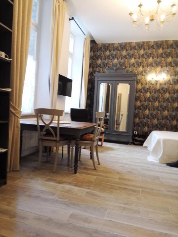 布尔日LE GEORGE SAND Elégant studio coeur historique的一间带桌椅的房间和一间卧室