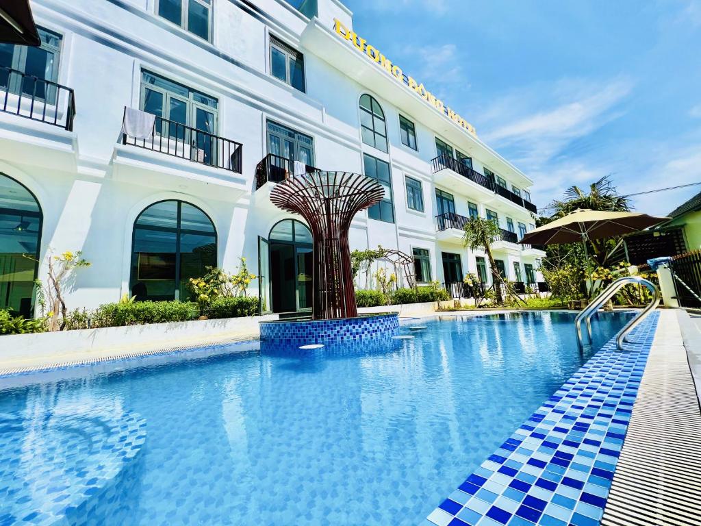 富国Dương Đông Hotel的大楼前的游泳池