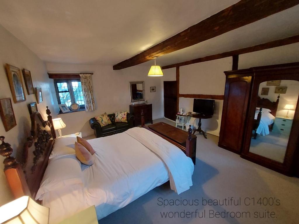 Matlock BankRiber Hall Manor的一间卧室设有一张大床和一个大镜子