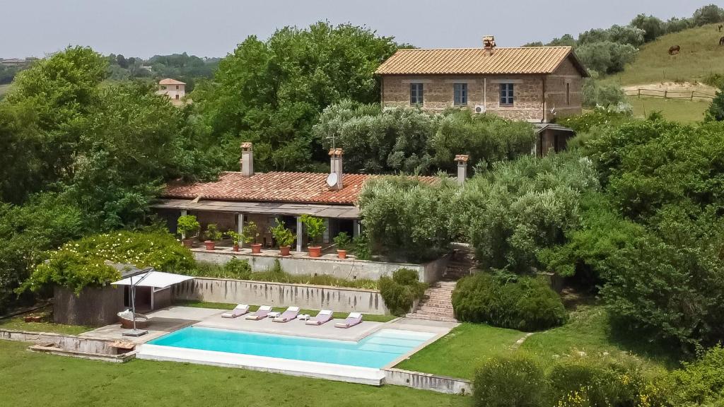 马利亚诺萨比纳Tenuta Colle Sala - Country House & Suites的享有带游泳池的房屋的空中景致