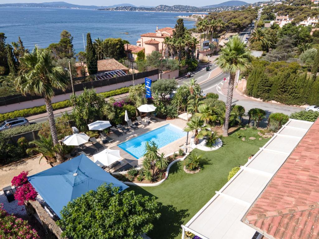 雷以桑布尔HOTEL LA QUIETUDE的享有度假胜地的空中景致,设有游泳池和海洋