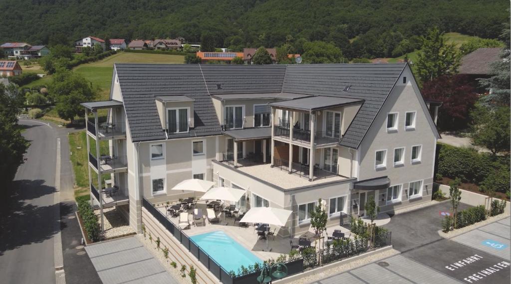 巴特格莱兴贝格Landhaus Bad Gleichenberg的享有带游泳池的大房子的空中景致