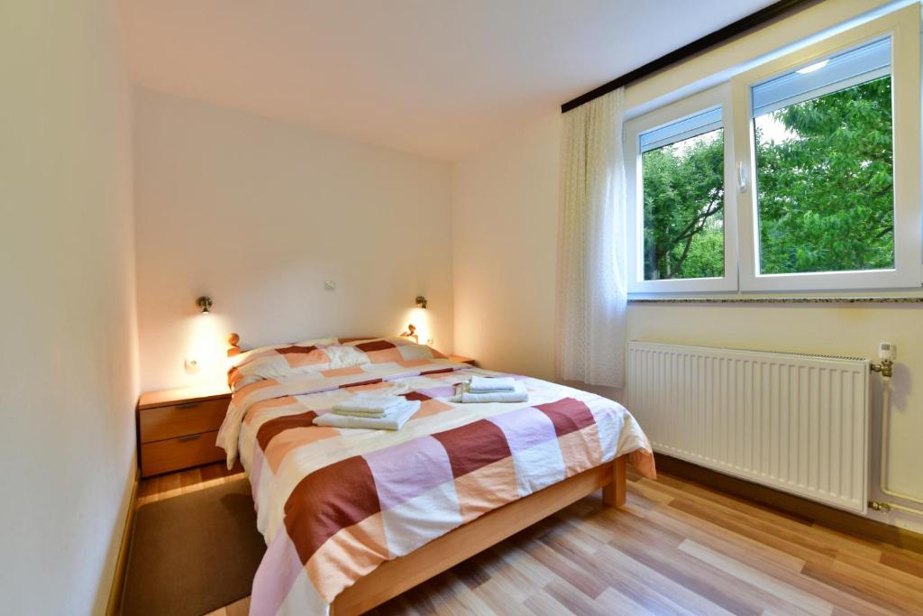 拉科维察Apartment Stjepan的一间卧室设有两张床和窗户。