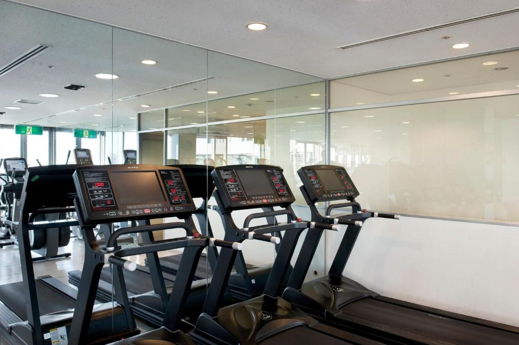 神户神户全日空皇冠广场酒店的一间健身房,里面配有数台有氧运动器材