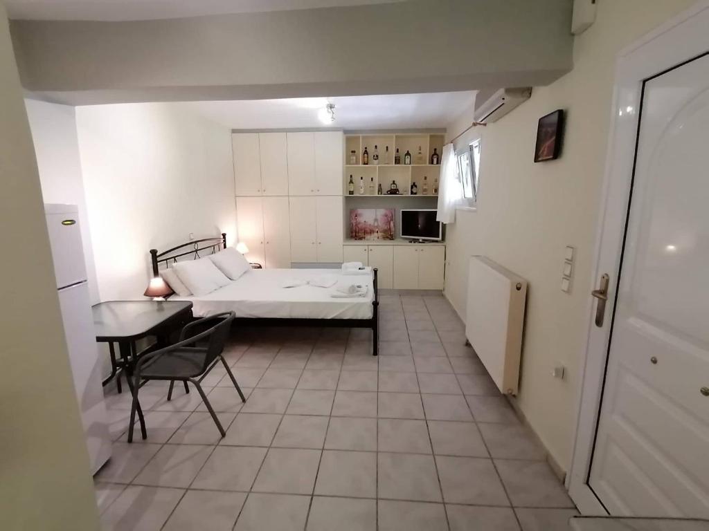 阿凯松Mavretas Apartments 3的配有床和桌子的房间以及厨房
