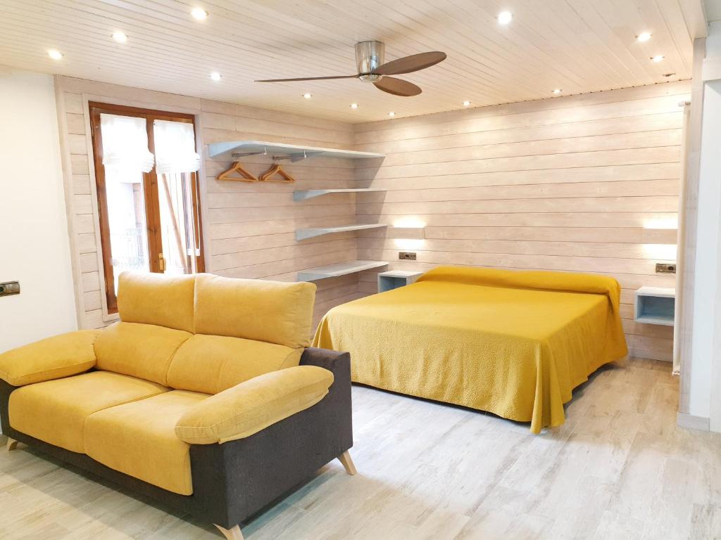特拉马卡斯蒂拉·德·滕卡萨帕特鲁公寓的一间卧室配有黄色的床和椅子