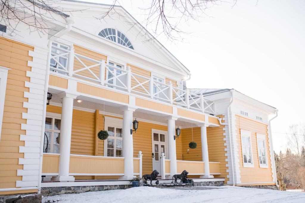 SulkavaTiittalan Kartano的白色的黄色房子,有白色的柱子