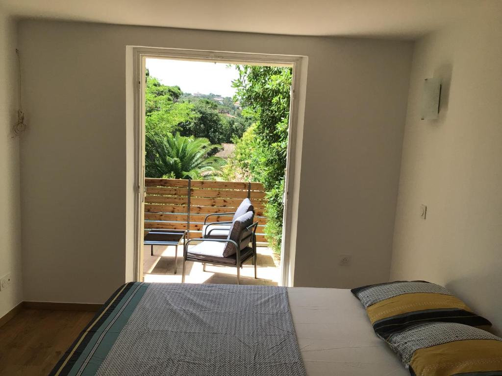 圣艾格夫Escapade côte d'Azur的一间卧室设有一张床,并有通往庭院的门