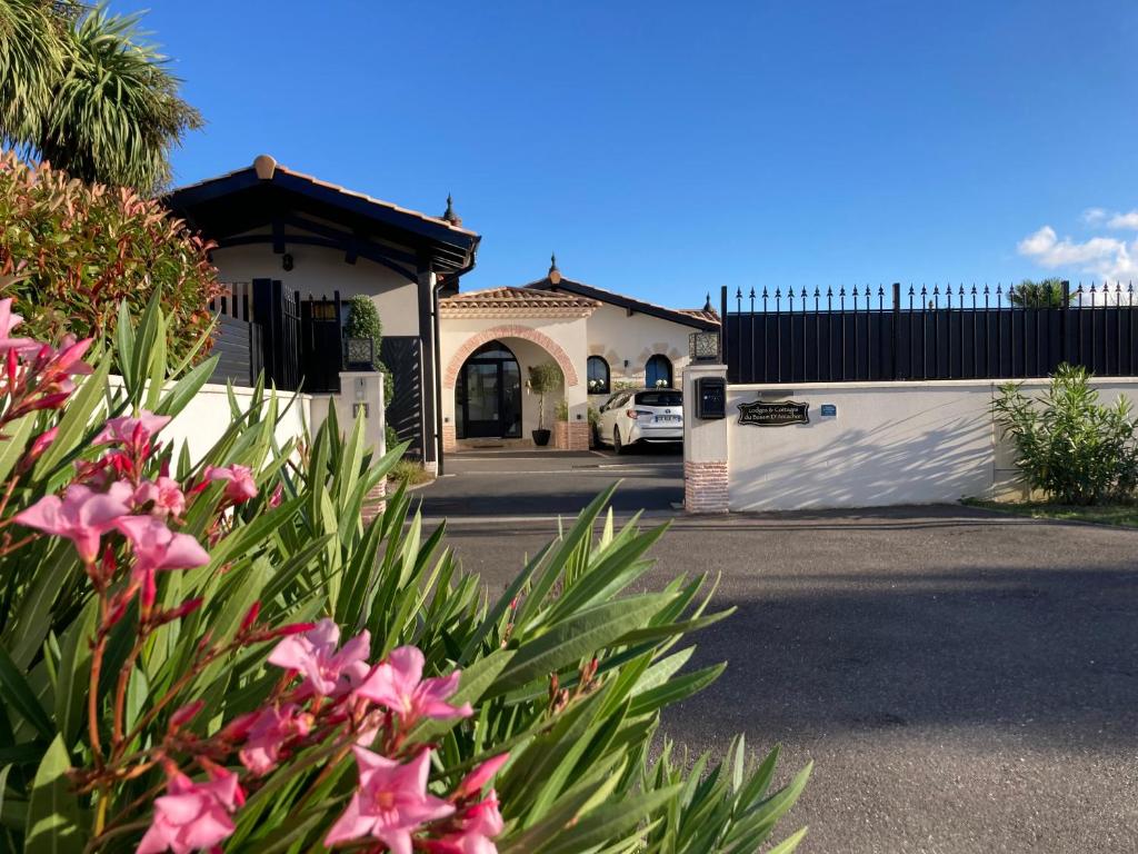 居让梅斯特拉Hôtel particulier - Les lodges du Bassin d'Arcachon- Petit-déjeuner sur demande- Prestations haut de gamme的车道前有粉红色花的房屋