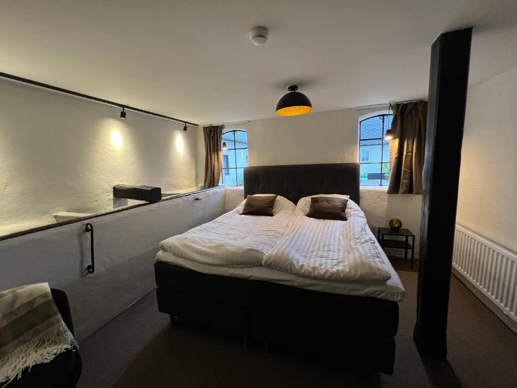 斯塔德Backadal Gård BnB的卧室配有一张带白色床单和枕头的大床。