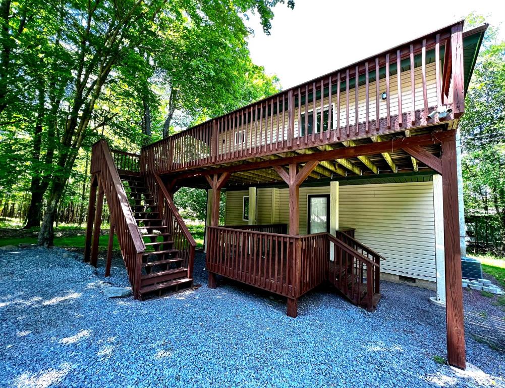 Lake ArielOak circle chalet Pocono gated community - 1 min walk to Deerfield lake的房屋前方设有甲板和楼梯