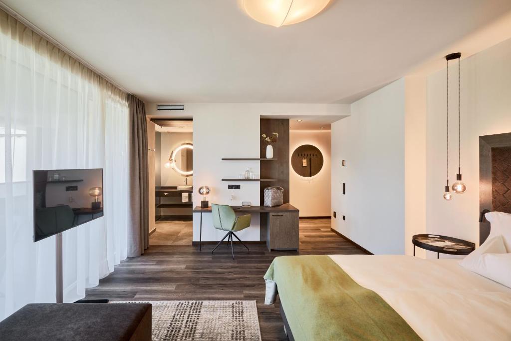 阿皮亚诺苏拉斯特拉达Appius Design Suites B&B - ADULTS ONLY的一间卧室配有一张床和一张书桌