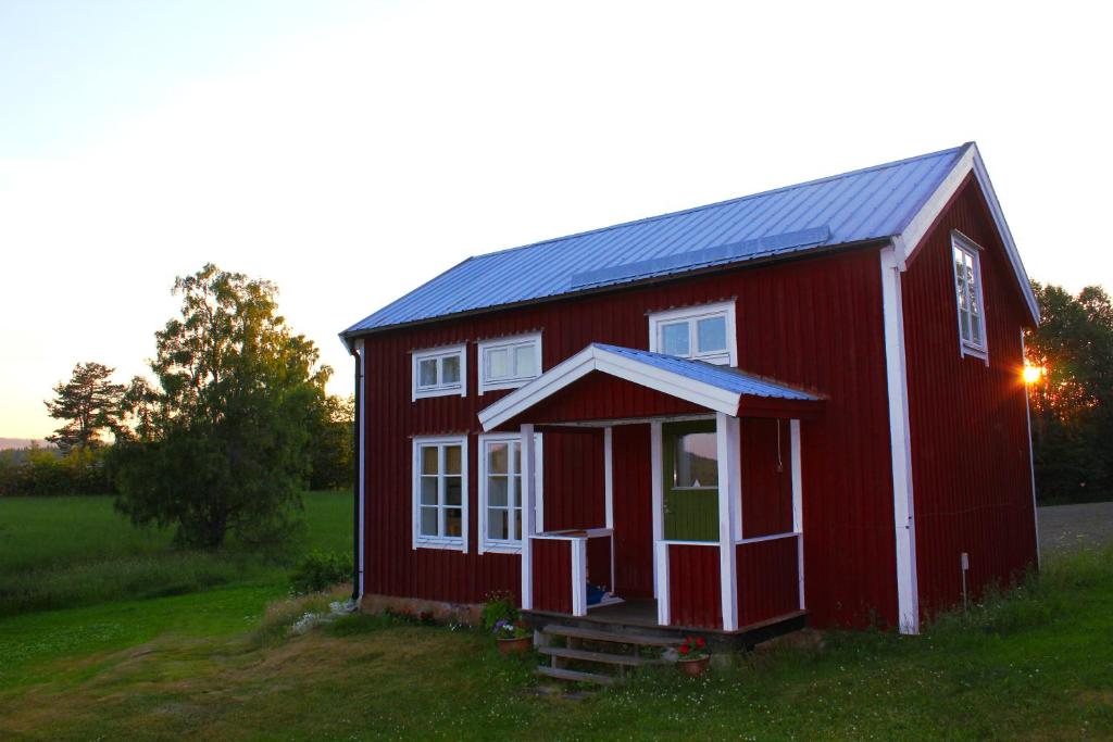 DockstaLilly's house, Swedish High Coast的一座带太阳能屋顶的红色谷仓