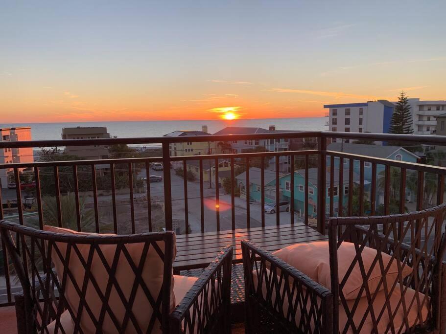 圣徒皮特海滩Two Bedroom Condo With Views Of The Beach & Gulf的阳台享有日落美景。