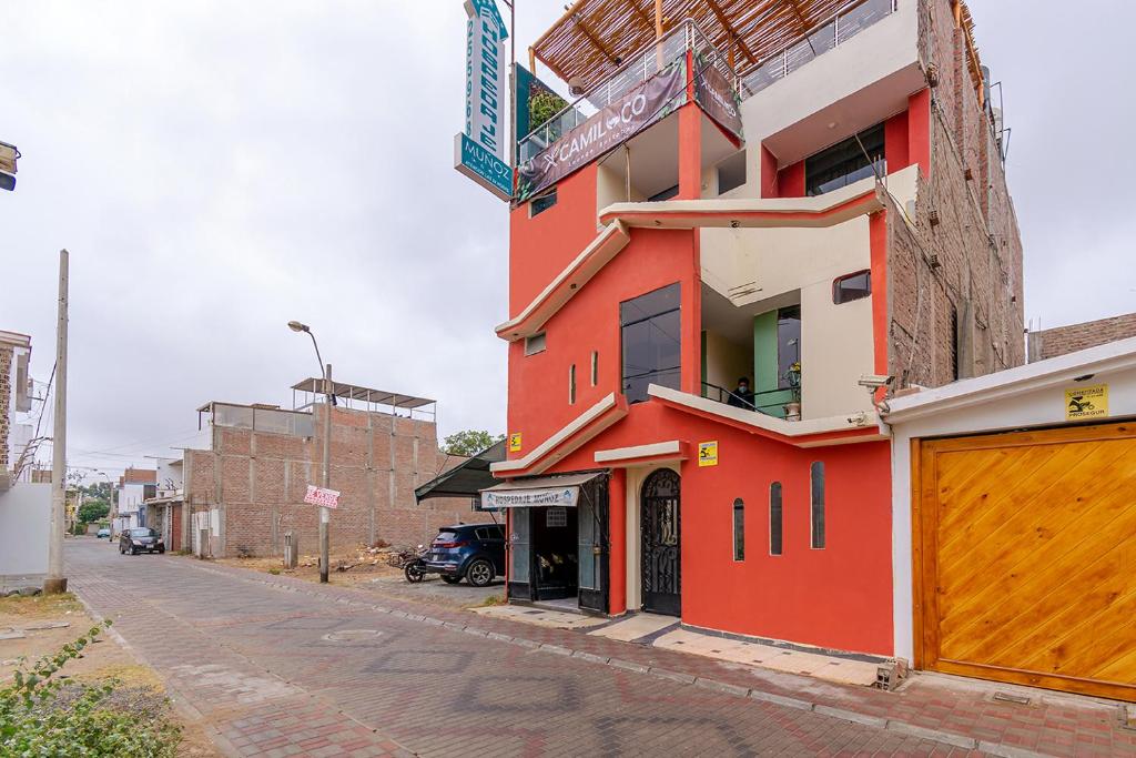 伊察Ayenda Muñoz的街道边的红色建筑