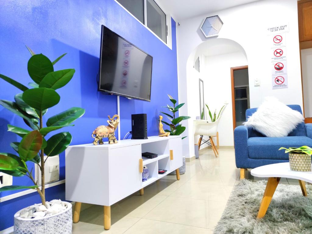 约帕尔Apartaestudio Totalmente Amoblado - Centro的客厅设有蓝色墙