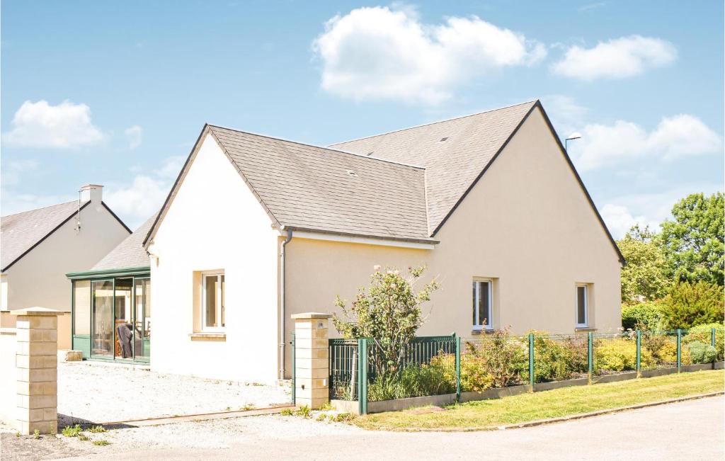 圣梅尔埃格利斯Cozy Home In Sainte-mre-glise With Wifi的白色房子,有灰色的屋顶
