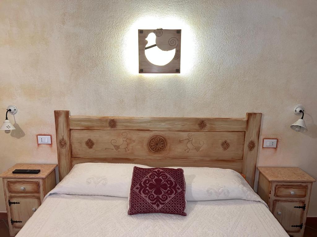 加尔泰利Canne al Vento的一间卧室配有一张带枕头的床