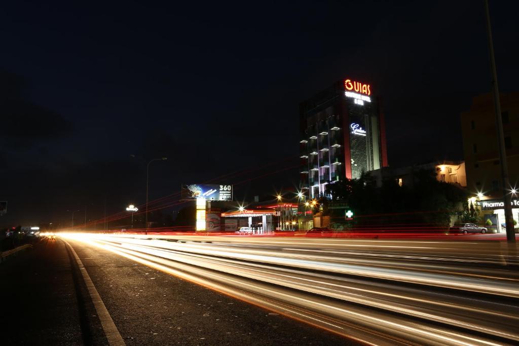 朱拜勒Guias Hotel & Spa的夜幕降临的城市街道