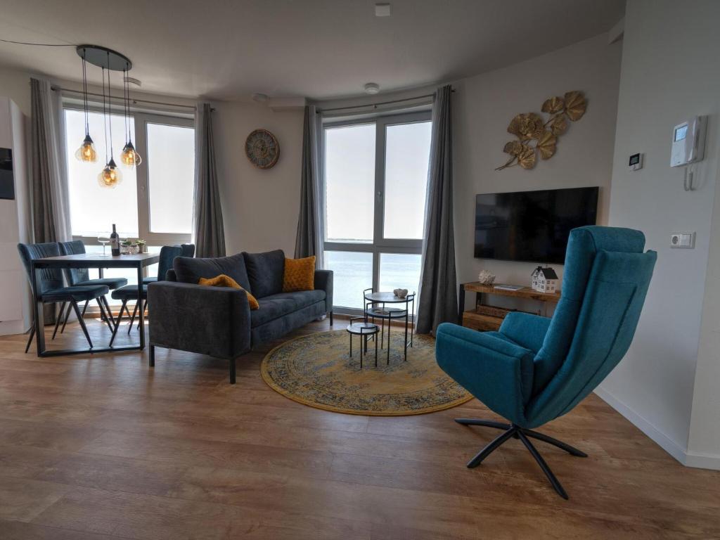 ScherpenissePremium apartment with covered terrace的客厅配有沙发、椅子和桌子