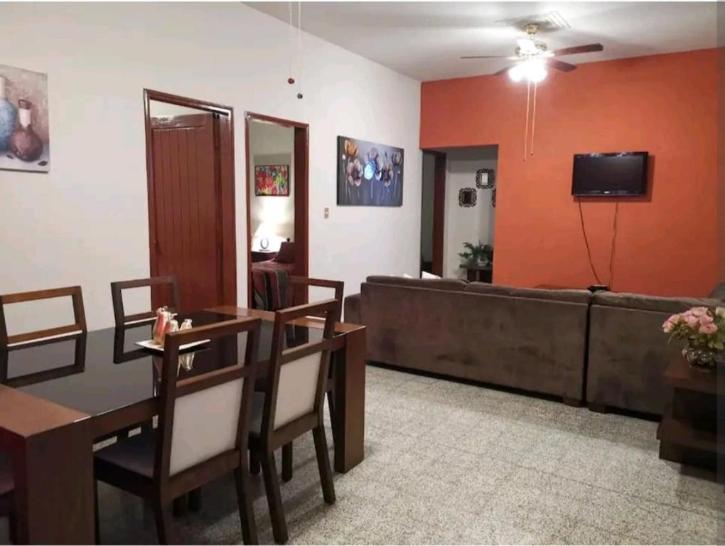 帕潘特拉德奧拉特Cómodo departamento的客厅配有沙发和桌椅