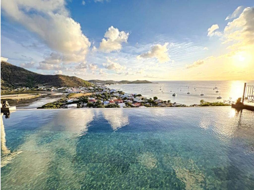 格兰德凯斯Frangipani Room in shared Villa Diamant, swimming pool, sea view的享有海滩和水中船只的景色