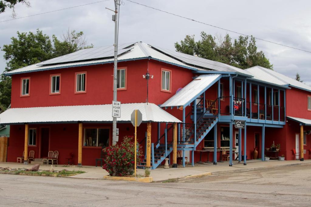 MancosMancos Inn的街道上一座红色的建筑,上面有太阳能电池板