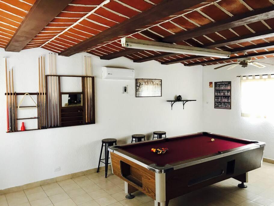圣卡洛斯Casa Totalmente Equipada en Playa Algodones的一间设有台球桌的客房,位于带天花板的房间内