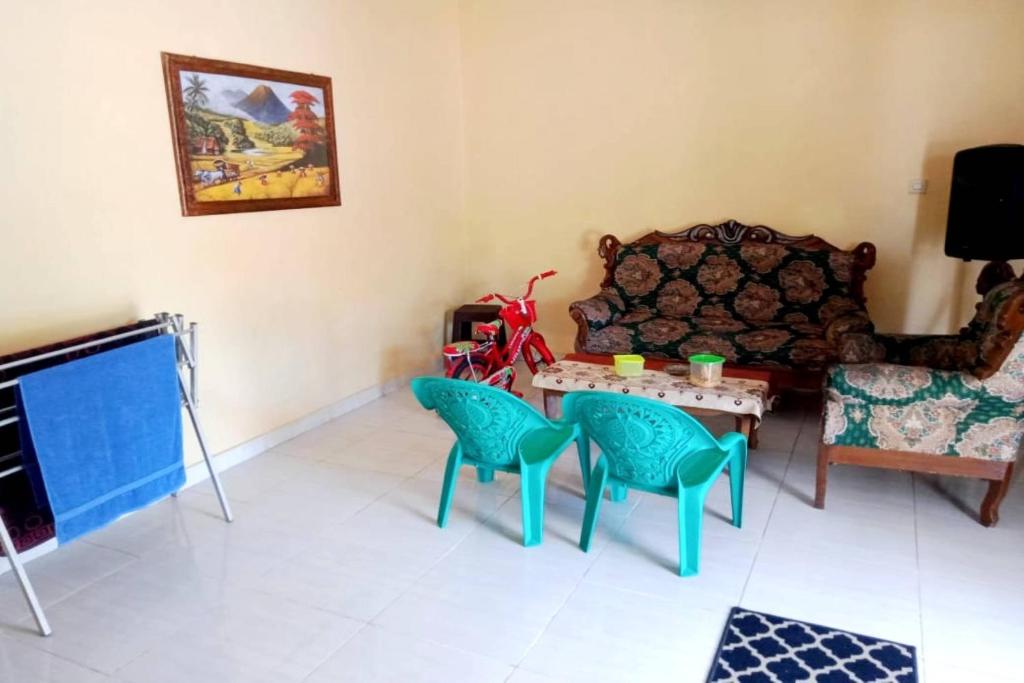 KarbangSPOT ON 91371 Wisma Nadira的客厅配有沙发和桌椅