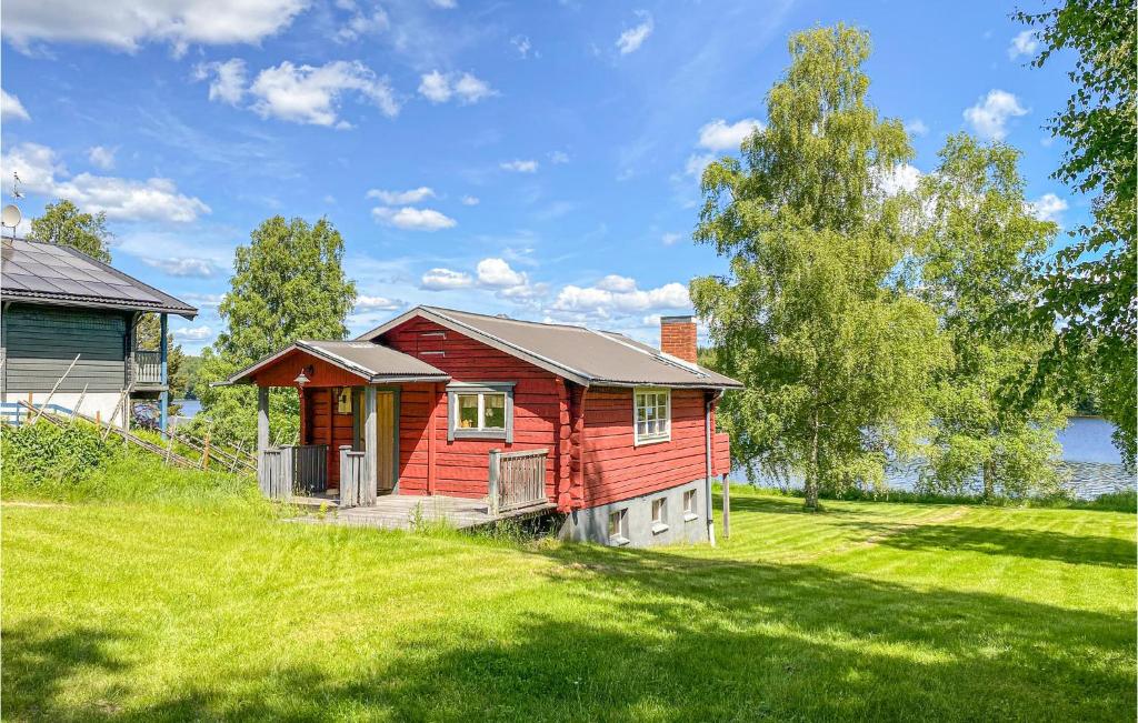 卢德维卡Nice Home In Ludvika With House Sea View的一座带房子的草山上的红色房子