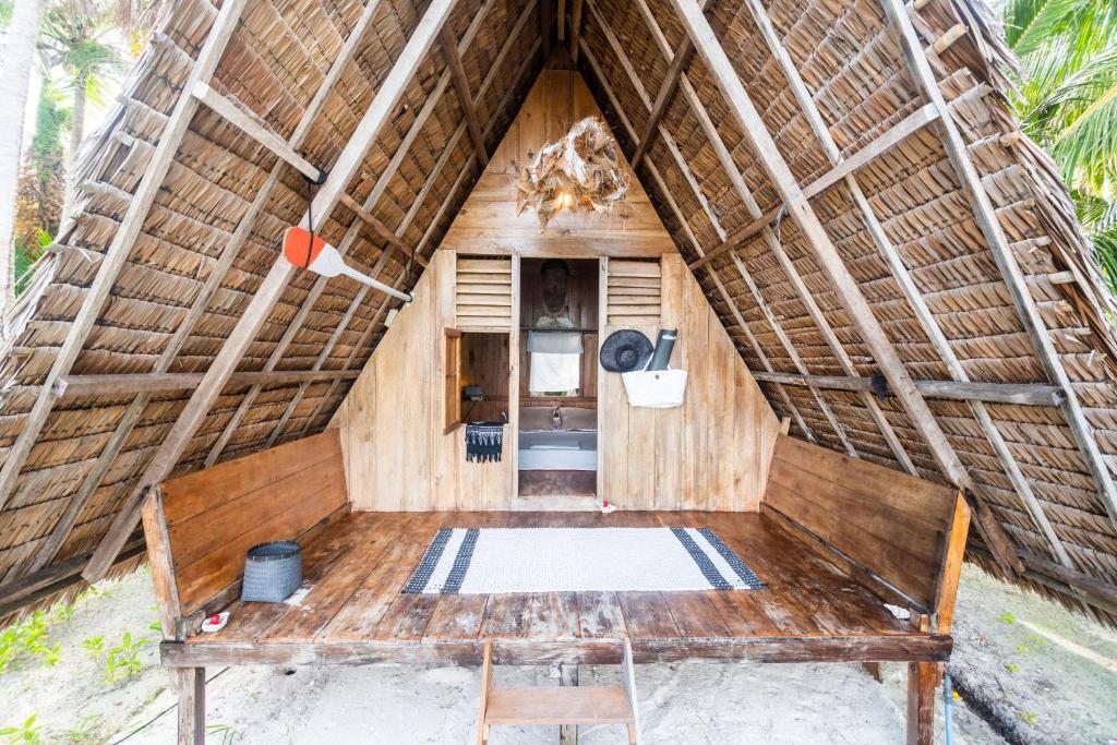 AlabanTailana Island Pulau Banyak的一个带长凳和茅草屋顶的房间