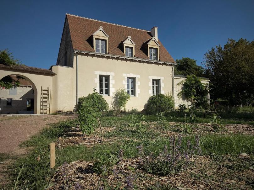 阿姆博斯Maison Chemin, chambres d'hôtes à Amboise的一间白色的大房子,有棕色的屋顶