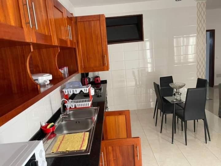 普拉亚Casa Kyara Apart T2的厨房配有水槽和桌椅