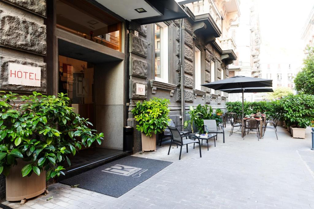 那不勒斯雷克斯生活风格酒店的大楼外带桌椅的餐厅