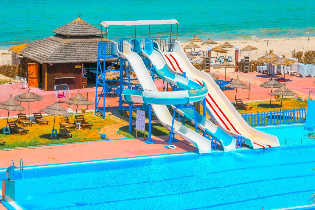 莫纳斯提尔Hotel Neptunia Skanes的度假村游泳池的水滑梯