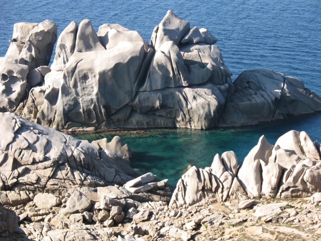 罗格桑托圣特兰诺酒店的水中的一组岩石