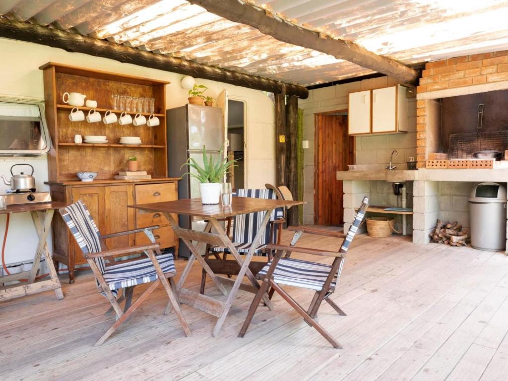 东伦敦Milkwoodbend Farm Resort的厨房配有木桌和椅子