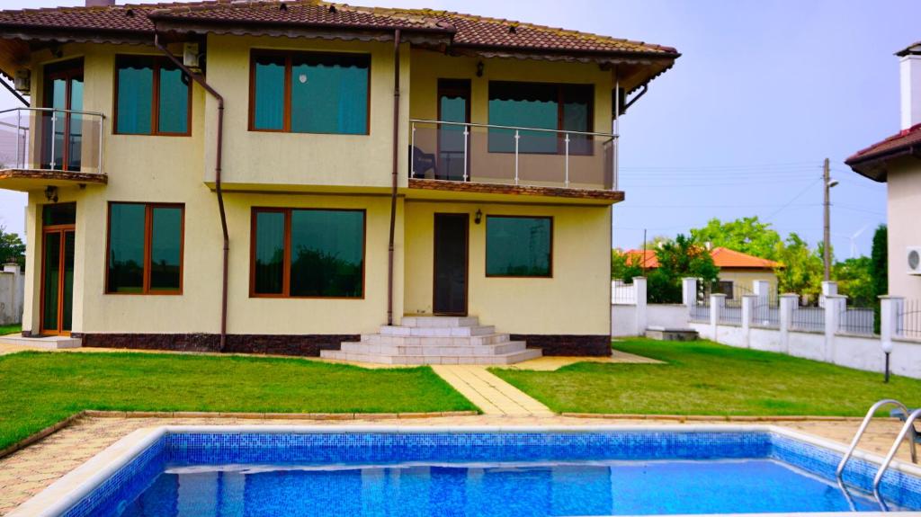 布尔加沃Вила Роза - Villa Rosa的房屋前有游泳池的房子