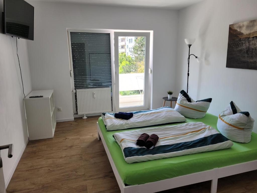 雷根斯堡Schöne, gemütliche möblierte 2 Zi Wohnung in RGB的一间卧室设有两张床和窗户。