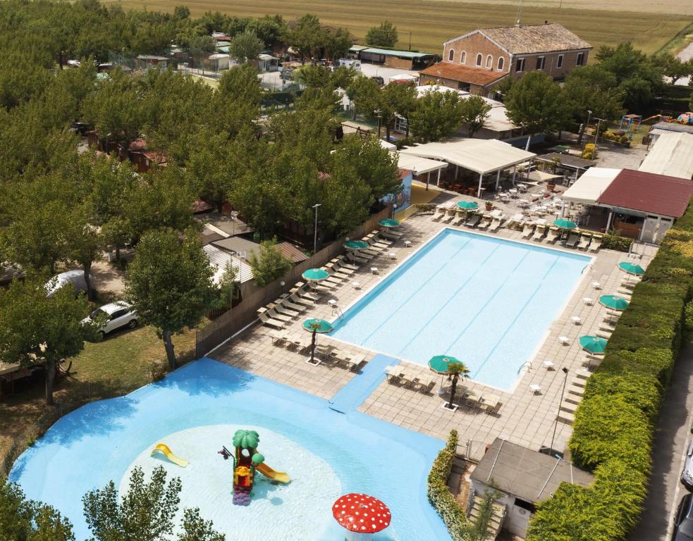 利多但丁科拉塞野营酒店的享有度假村游泳池的顶部景致